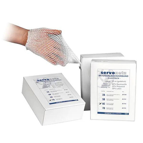 Ein elastischer Netzschlauch der von einer Person um die Hand gertagen wird und unter ih sind die Originalverpackungen aufgestellt in weiß und blau auf weißem Hintergrund.jpg